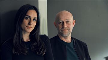 Mavi Neumann (Aybi Era),Robert Heffler (Jürgen Vogel) sind die Ermittler der ZDF-Krimiserie „Jenseits der Spree“.