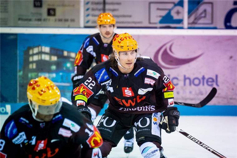 Krefeld bleibt der Lieblingsgegner der Pinguins Max Fortunus, Justin Feser und Chad Nehring haben den Gegner und den Puck fest im Visier.