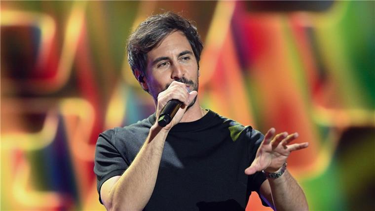 An was Musikstars auf der Bühne mitunter denken Max Giesinger denkt bei Shows auch schon mal an seine Wäsche oder die Steuererklärung.