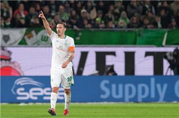 Max Kruse  geht als Kapitän von Werder Bremen voran.


