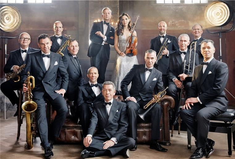 Bremerhaven: Max Raabe sagt dem Glück guten Tag Max Raabe (hinten, Mitte) möchte mit seinem Palast-Orchester das Glück nach Bremerhaven bringen.