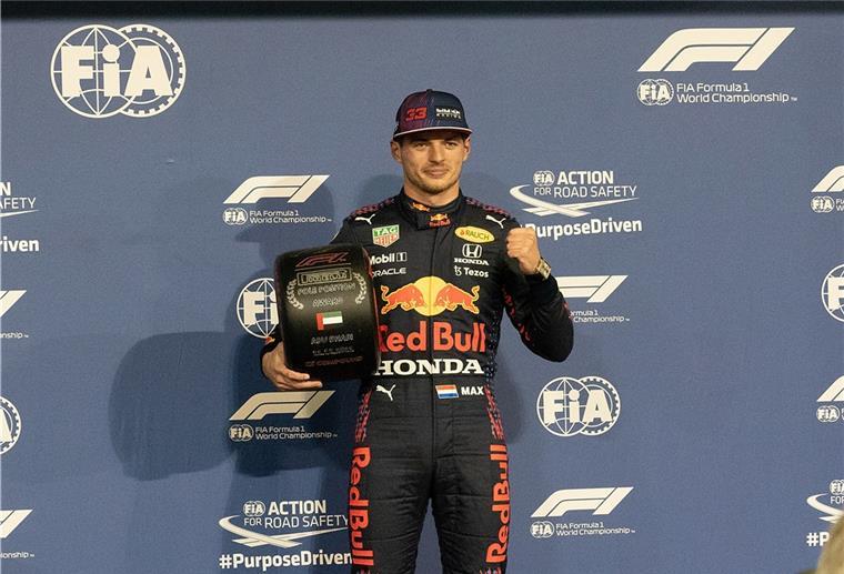 Verstappen mit Zauberrunde auf Final-Pole vor Hamilton Max Verstappen freut sich über den Pole Position Award.