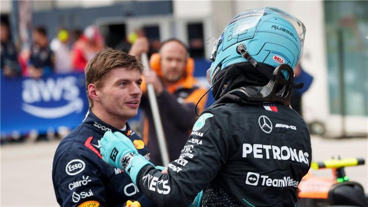 Wochen der Entscheidung: Fährt Verstappen bald Silberpfeil? Max Verstappen (l) könnte 2026 gemeinsam mit George Russell für Mercedes fahren - oder ihn ersetzen.