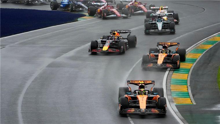 Norris-Ansage nach Formel-1-Chaos: Stress macht es schöner Max Verstappen (l.) machte zu Beginn viel Druck auf die beiden McLaren.