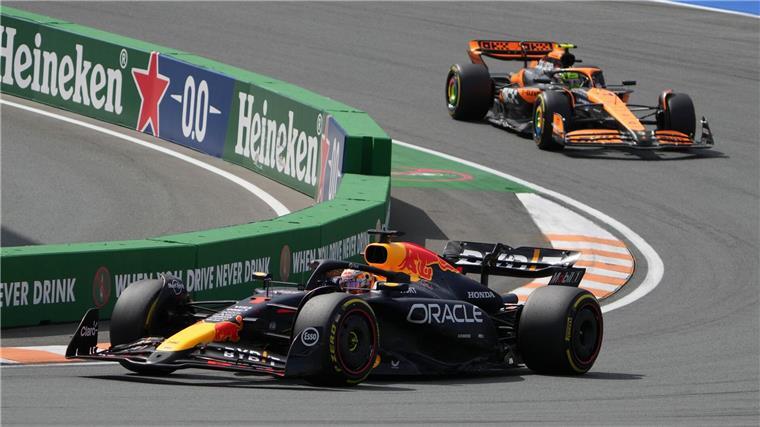 Verstappens Schadensbegrenzung: Norris erteilt Dünen-Lektion Max Verstappen (l) überholt Lando Norris am Start.