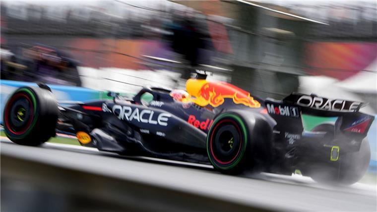Hülkenberg rutscht in Reifenstapel - Russell mit Topzeit Max Verstappen wird knapp Zweiter.