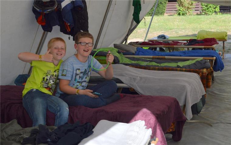 Mächtig Spaß beim Zeltlager auf der Weserinsel Maxim (11 Jahre, links) und Nicolas (10 Jahre) fühlten sich wohl und wollen beim nächsten Zeltlager gern wieder dabei sein.