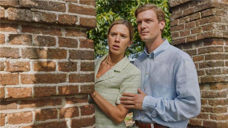 Máxima (Delfina Chaves) und Willem-Alexander (Martijn Lakemeier) verstecken sich hinter einem Mauervorsprung, Szene aus der Serie „Máxima“, die schon bei RTL+ zu sehen war und nun im frei verfügbaren TV bei ZDFneo läuft.