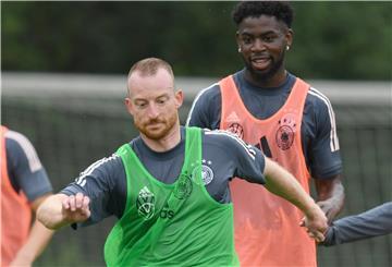 Maximilian Arnold (l) und Jordan Torunarigha nehmen am Abschlusstraining des deutschen Fußball-Olympiateams am Frankfurter Stadion teil. Die Generalprobe der deutschen Olympia-Fußballer für die Sommerspiele in Tokio ist fünf Minuten vor Ende wegen eines Rassismus-Eklats vorzeitig abgebrochen wordenn.
