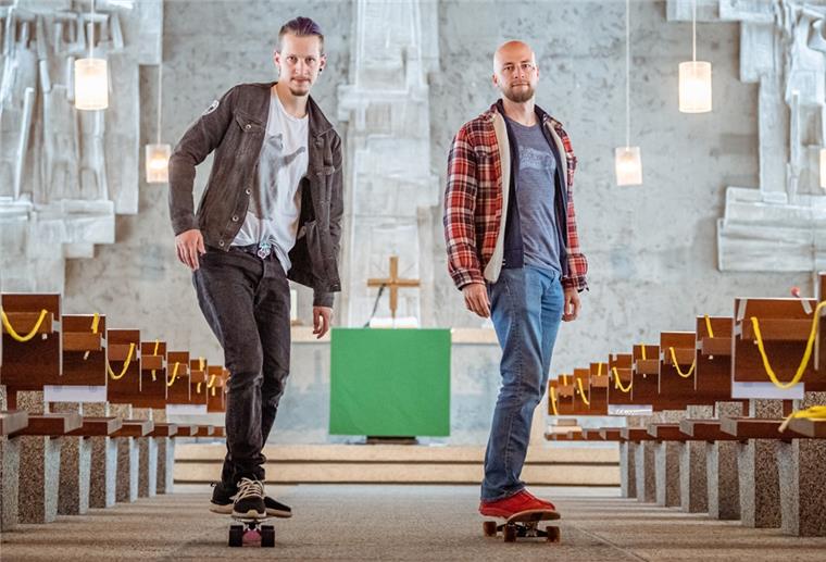 Gottesdienste: So wollen Geestemünder Pastoren Weihnachten retten Maximilian Bode (links) und Christopher Schlicht sind Pfarrer der evangelischen Emmaus-Gemeinde und haben sich eine Lösung für den Weihnachtsgottesdienst unter Corona-Bedingungen ausgedacht.
