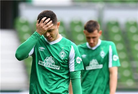 Maximilian Eggestein (hinten) und Milot Rashica können es nicht fassen: Werder ist abgestiegen.