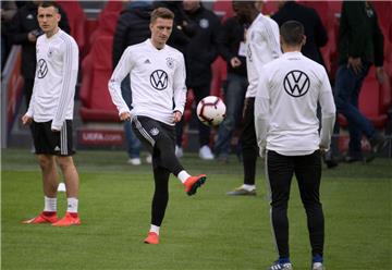 Maximilian Eggestein (links) und Marco Reus beim Abschlusstraining in Amsterdam. 