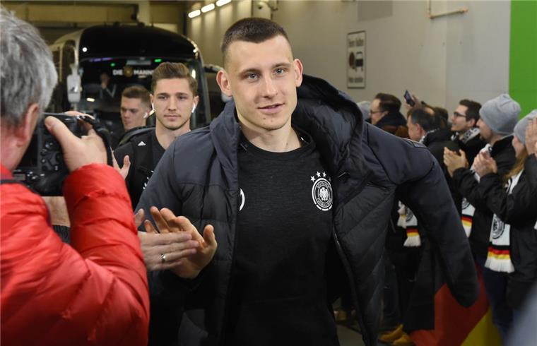 U21-Nationaltrainer Kuntz lobt Maximilian Eggestein Maximilian Eggestein stand bereits im A-Kader von Bundestrainer Joachim Löw, kam bei den Partien gegen Serbien (1:1) und in den Niederlanden (3:2) aber nicht zum Einsatz.