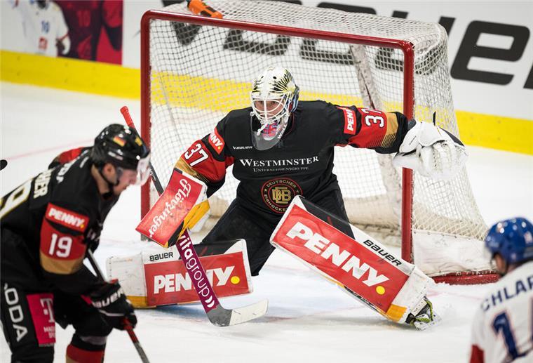 Emotionaler Aufruf: Pinguins-Keeper Franzreb teilt Aktion für Verstorbenen Maximilian Franzreb stand während des während des Spiels zwischen Deutschland und Tschechien am 13.04.2023 in Kassel im Tor.