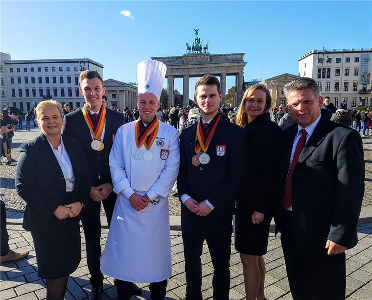 Nordenhamer ist Deutschlands bester Hotelfachmann Maximilian Gallasch aus Nordenham (Zweiter von links) hat beim Dehoga-Bundeswettbewerb eine Gold- und eine Silbermedaille gewonnen.