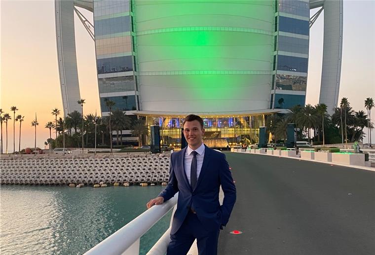 Maxi Gallasch entdeckt die Faszination Dubais Maximilian Gallasch vor dem Burj-Al-Arab-Hotel in Dubai.