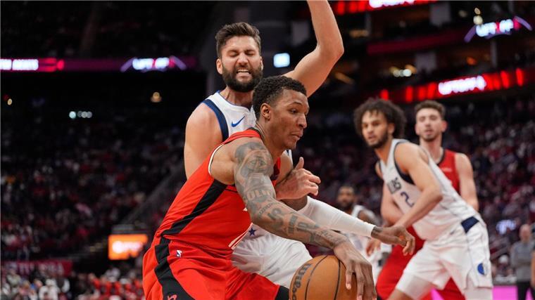 Da Silva ohne Punkte: Magic verlieren in Detroit Maximilian Kleber (hinten) und die Mavericks verloren das texanische Duell in Houston.
