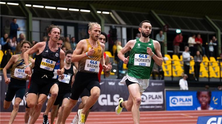 Hallen-DM: Olympiasiegerin Ogunleye siegt mit Bestleistung Maximilian Thorwirth (r) gewinnt ein spannendes Rennen über die 3000 Meter.