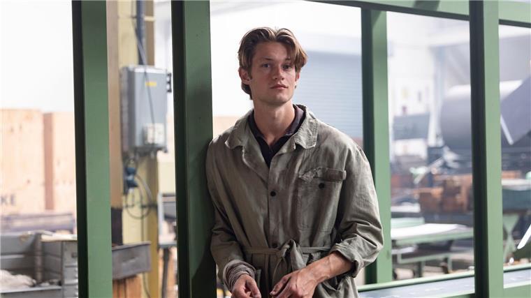 „Maxton Hall“-Star Damian Hardung ist weiter auf der Erfolgsspur. Im Herbst kommt eine neue Serie mit dem 25-Jährigen heraus, „Love Sucks“. Damian als Vampir! Auf dem Filmfest München gab es dafür schon mal einen Preis.