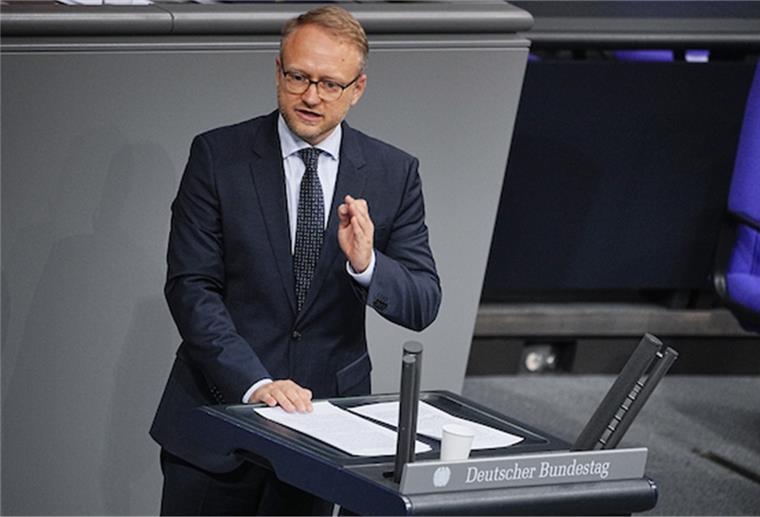 Kruse (FDP): Deutschland hat Russland bei Gas manipulieren lassen MdB Michael Kruse (Hamburg) hat sich bei der Bundesregierung dafür stark gemacht, schwimmende Terminals zur Anlandung von Flüssigkeit (FSRU) zu chartern.