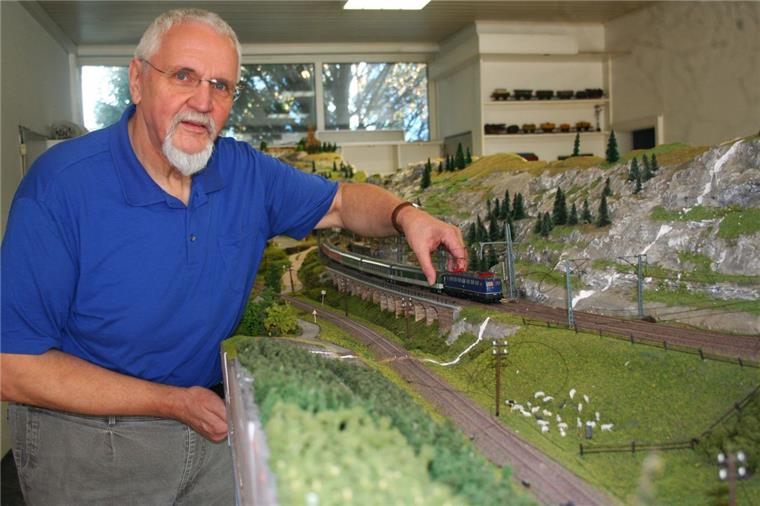 Bremerhaven: Modelleisenbahner präsentieren ihre neue Anlage MECB-Gruppenleiter Henk Veldkamp präsentiert die Paradestrecke in den neuen Räumlichkeiten des Vereins.