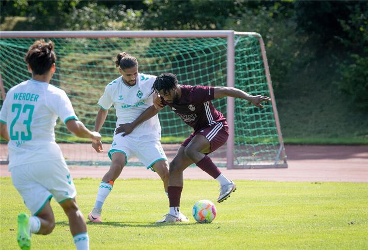 Mechak-Lazolo Nankishi (rotes Trikot) gibt es kein Durchkommen gegen die Werder-Abwehr.