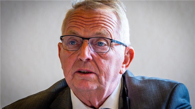 Mecklenburg-Vorpommerns Umweltminister Till Backhaus betont die Wichtigkeit des neuen Ölbekämpfungsschiffes. (Archivbild)