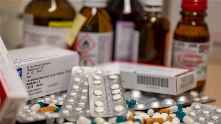 Antibiotika in der Region Hannover werden teils knapp Medikamente liegen auf einem Tisch.