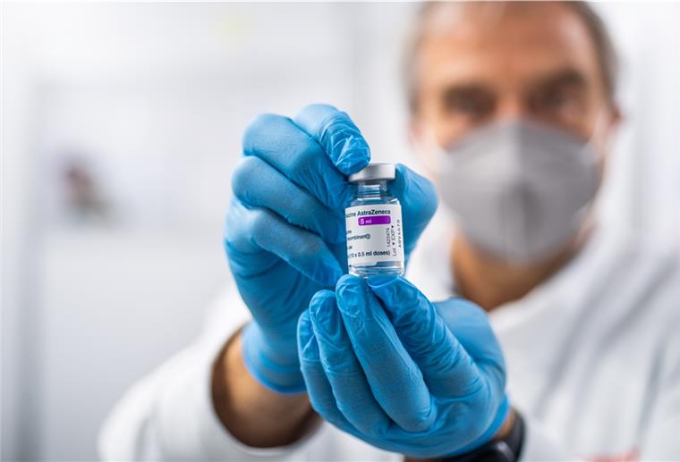 Bremerhaven: Vertrauen in Astrazeneca wächst Mediziner Michael Holznagel, ärztlicher Leiter des Bremerhavener Impfzentrums, würde auch seine Familie mit dem Corona-Impfstoff des Herstellers Astrazeneca impfen lassen. „Ich bin von diesem Impfstoff überzeugt“, sagt der Arzt.
