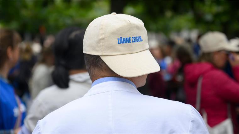 Zahnärzte protestieren gegen Sparpläne und Bürokratie Mediziner und Fachpersonal aus Zahnarztpraxen demonstrieren am Landtag Niedersachsen.