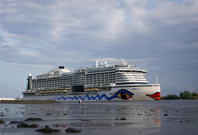 Notausschiffung auf der Elbe: AIDAperla unterbricht kurz die Reise Die Aidaperla auf dem Wasser