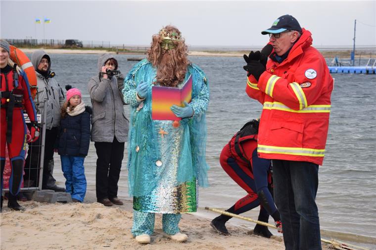 210 Mutige beim Neujahrsschwimmen in Burhave Meeresgott Neptun und Reiner Przyklang von der DLRG hießen die mutigen Schwimmer willkommen.