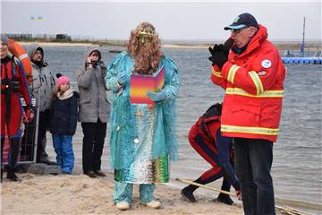 Meeresgott Neptun und Reiner Przyklang von der DLRG hießen die mutigen Schwimmer willkommen.