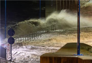 Bei einer Sturmflut an der Nordseeküste wird der Fährhafen von Dagebüll überflutet.