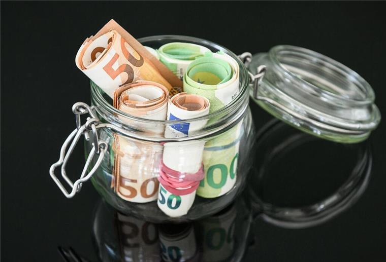 Freigegeben: Millionen Deutsche haben Anspruch auf mehr als 600 Euro Entlastung Mehrere Geldscheine stecken in einem Glas.