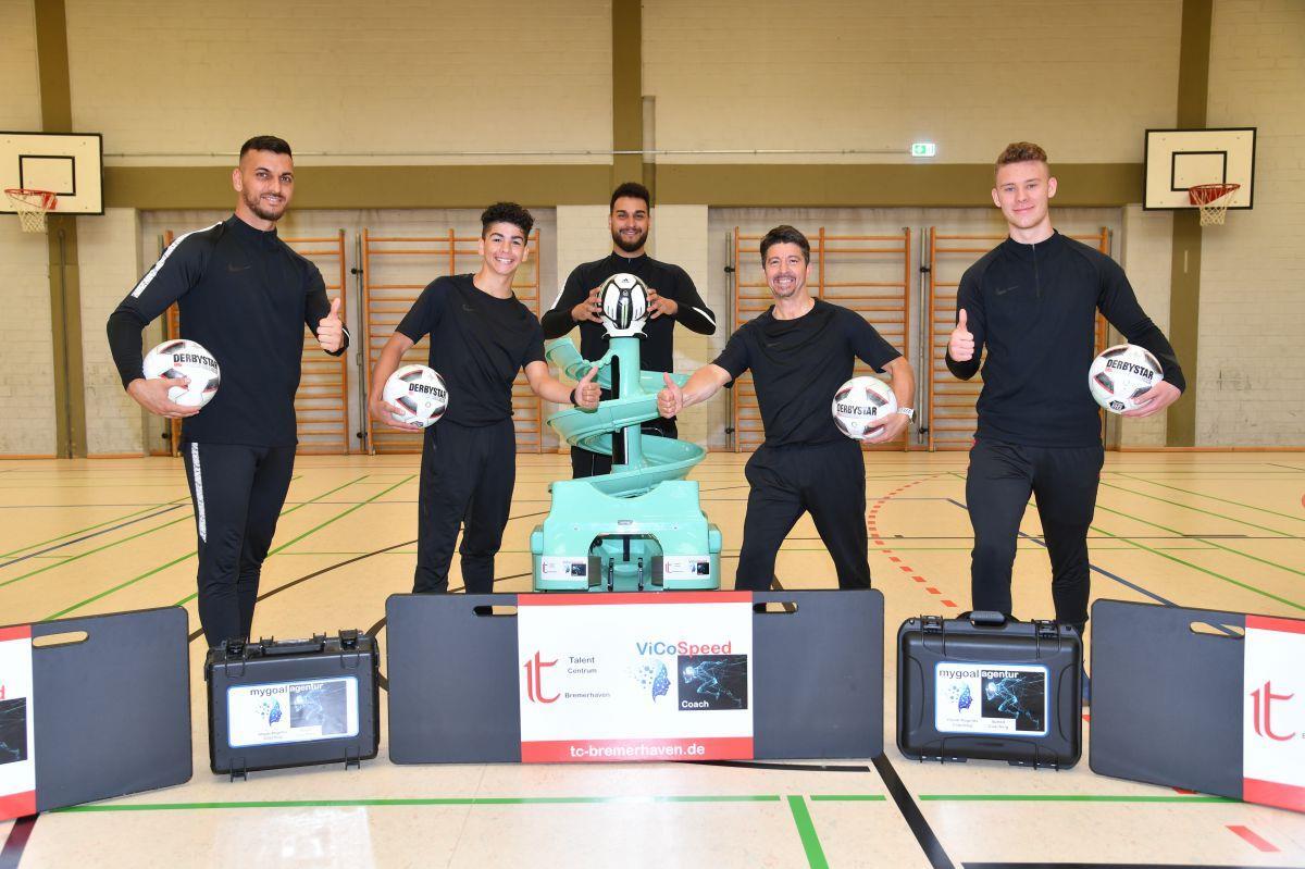 Bremerhaven: Talentcentrum geht mit moderner Technik an den Start Mehmet "Hayati" Kahvecioglu (Zweiter von rechts) mit seinen Mitstreitern vom Talentcentrum. Trainiert wird in der kleinen CvO-Halle.