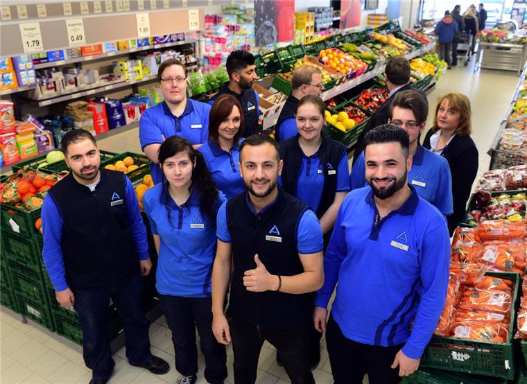 Aldi in Azubi-Händen Mehmet Polat und seine Azubi-Kollegen leiten ab Montag zwei Wochen lang die Aldi-Filiale in der Stresemannstraße