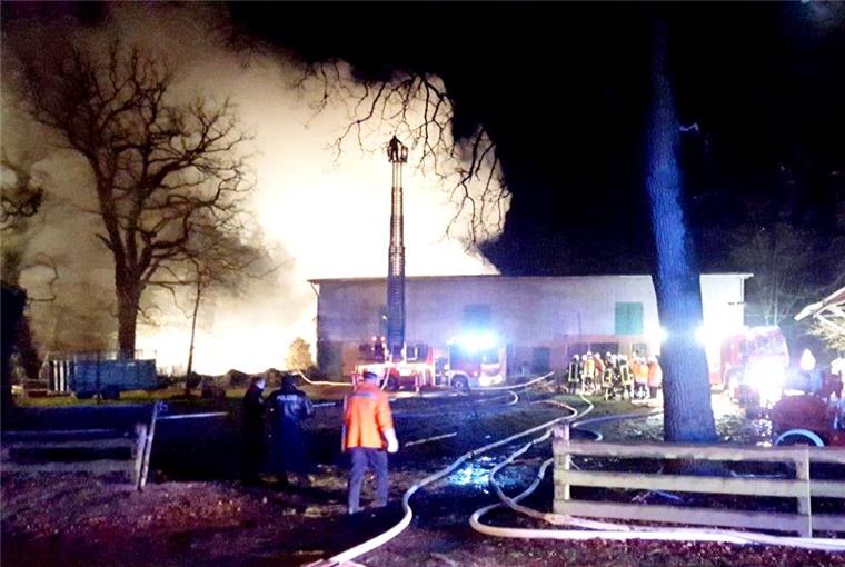Wohnhaus steht in Flammen: 100 Einsatzkräfte kämpfen gegen Großbrand in der Wingst Mehr als 100 Einsatzkräfte sind in der Nacht zum Sonntag ausgerückt, um ein Feuer in Wingst-Wassermühle zu bekämpfen.