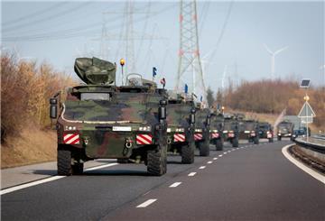 Mehr als 100 Fahrzeuge sind in zeitversetzten Konvois auf den Straßen unterwegs.