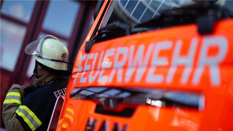 Brand von Bremer Lagerhalle führt zu Großeinsatz Mehr als 100 Feuerwehrleute waren im Einsatz. (Symbolbild)