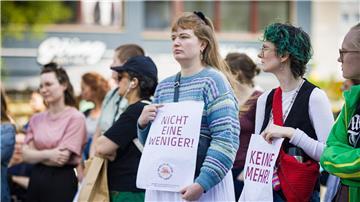 Mehr als 100 Menschen kamen zu der Kundgebung für die getötete 26-Jährige. 