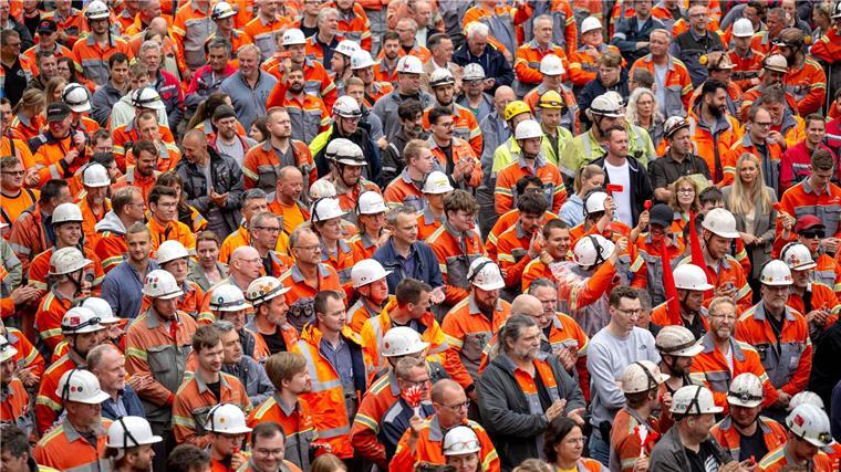 „Stahl hat Zukunft“? Kundgebung auf Bremer Hütte Mehr als 1.000 Beschäftigte des Bremer Stahlwerks demonstrieren.
