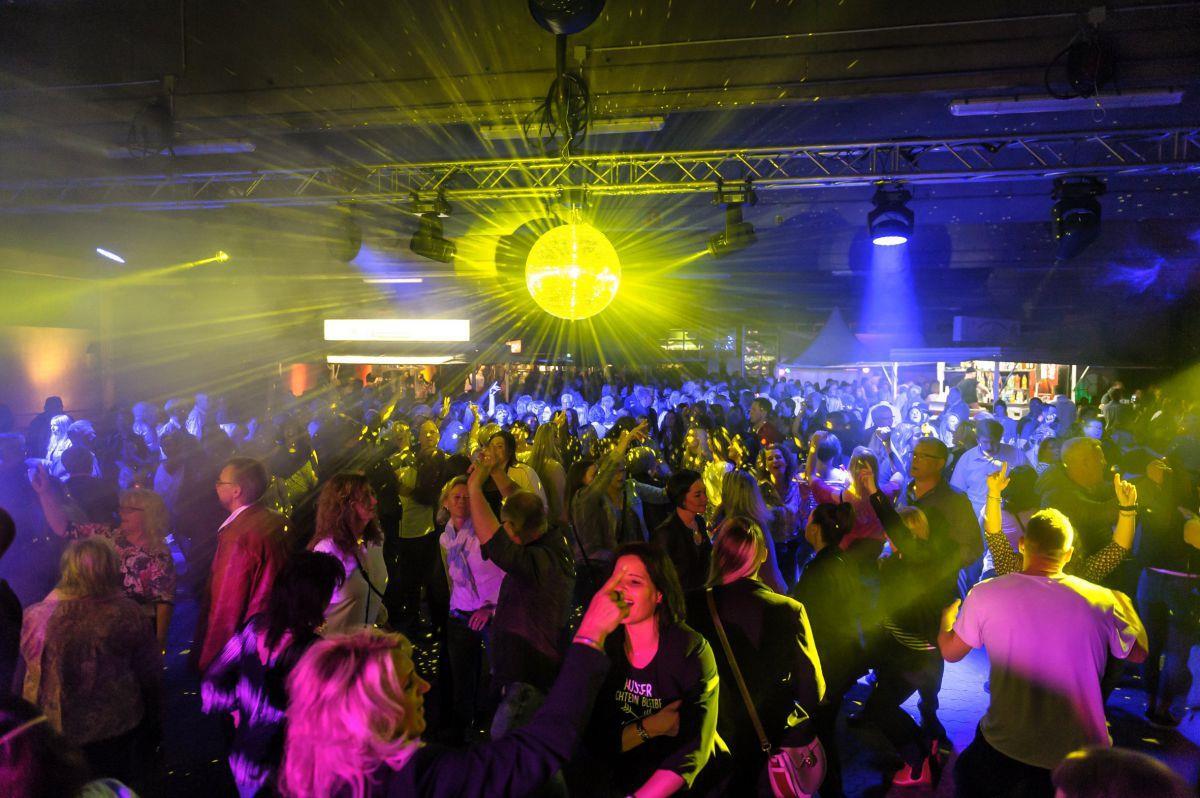 Mehr als 1000 Besucher sind am Samstag zur Blaulichtparty in Bremerhaven gekommen.