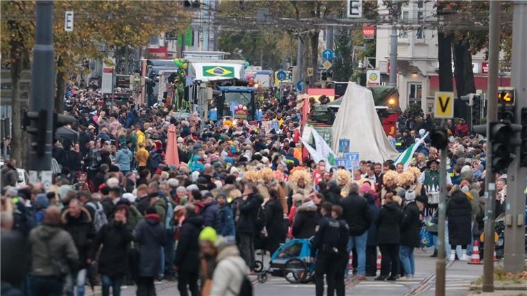 Mehr als 100.000 Schaulustige verfolgen den traditionellen Festumzug.