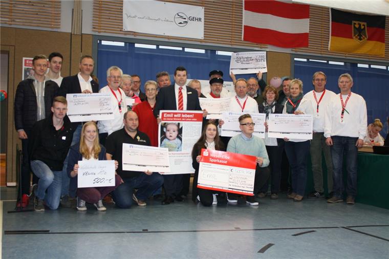 Von ganzem Herzen: Emils Eltern sagen Danke Mehr als 14 000 Euro auf einen Schlag: Symbolische Scheckübergabe der Emil-Unterstützer. Mitgemacht haben Firmen, Organisationen, Vereine, Geldinstitute sowie die Schüler der Waldschule Hagen-Beverstedt, die Beverstedter Gemeindeverwaltung und die Ortsvorsteher.
