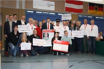 Mehr als 14000 Euro auf einen Schlag: Symbolische Scheckübergabe der Emil-Unters...