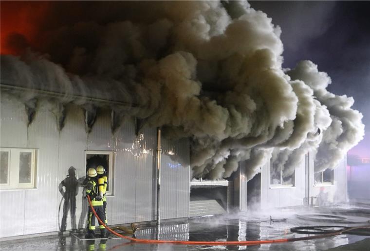 Mehr als 150 Einsatzkräfte waren Ende Januar vor Ort, um den Großbrand in einer Tischlerei im Gewerbegebiet Loxstedt zu löschen.