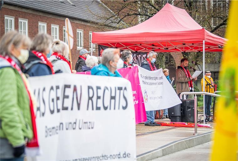 Forderung: Macht Weg für Lloydwerft-Rettung frei Mehr als 150 Teilnehmer kamen am 1. Mai zur friedlichen Kundgebung vor der Großen Kirche zusammen.