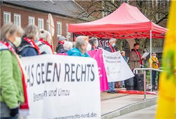 Mehr als 150 Teilnehmer kamen am 1. Mai zur friedlichen Kundgebung vor der Großen Kirche zusammen.