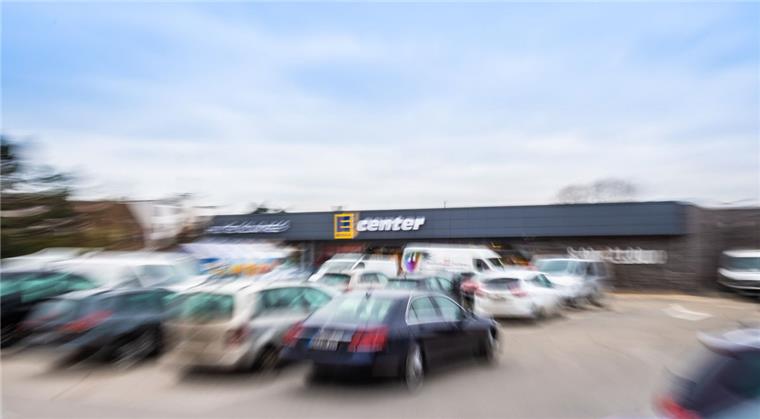 Bremerhaven: Edeka öffnet am Donnerstag in Wulsdorf Mehr als 160 Parkplätze stehen vor und unter dem neuen Edeka-Verbrauchermarkt in Bremerhaven zur Verfügung. Außerdem gibt es eine Elektro-Tankstelle.